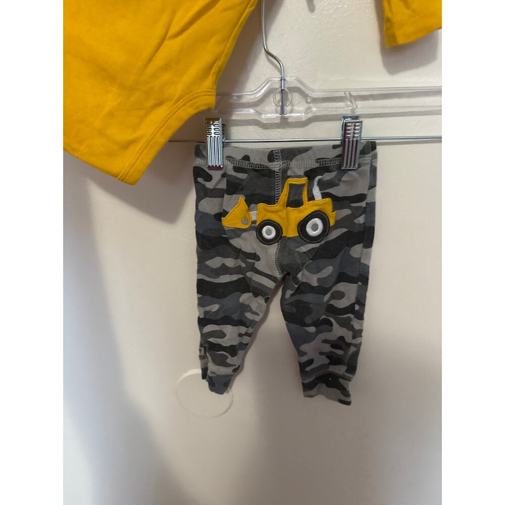 Carter’s outfit size 6M - Picture 3 of 5